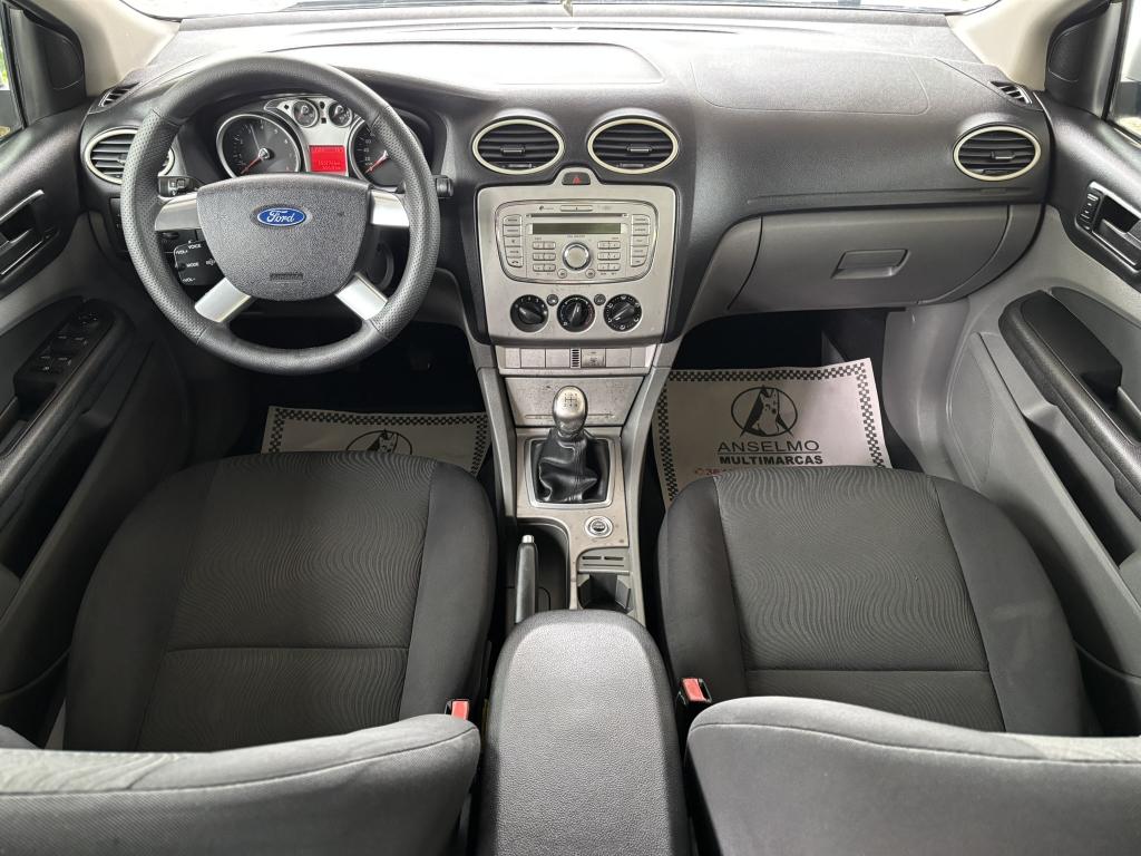 FORD Focus Sedan - Foto
