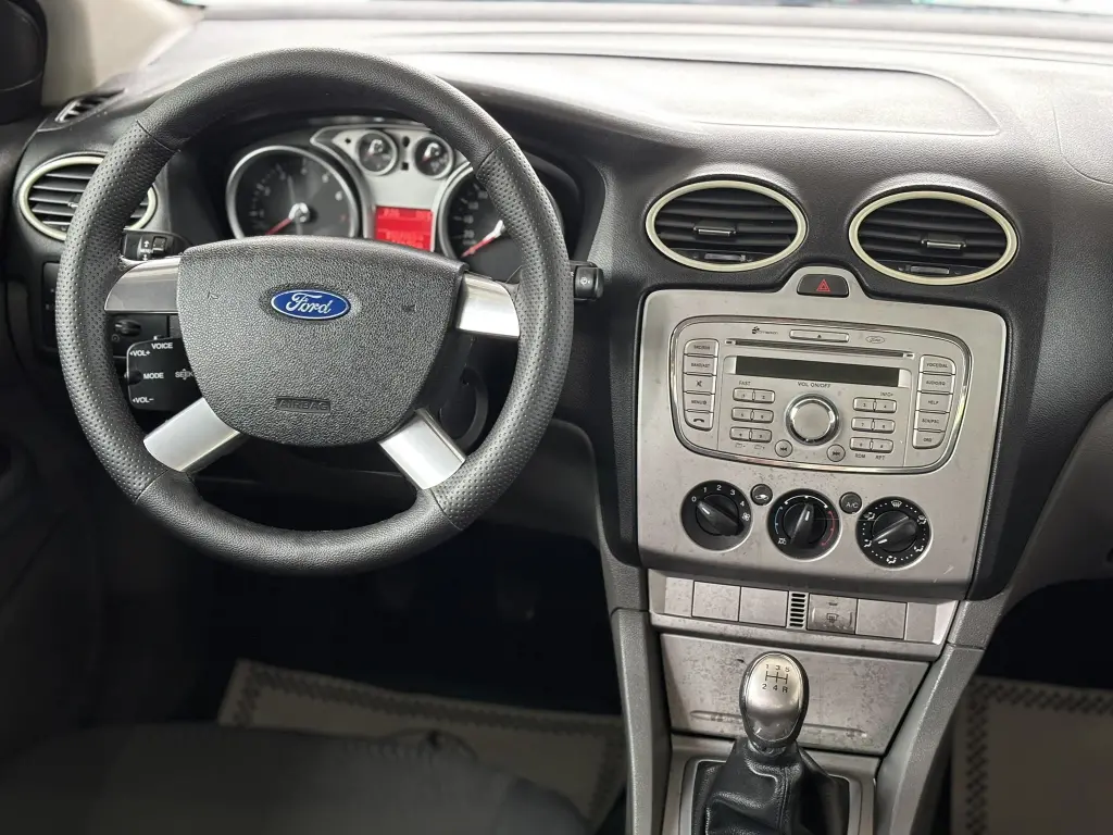 FORD Focus Sedan - Foto