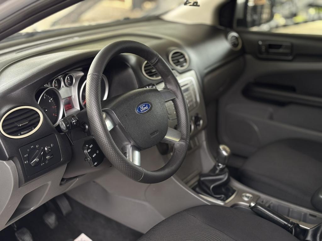 FORD Focus Sedan - Foto
