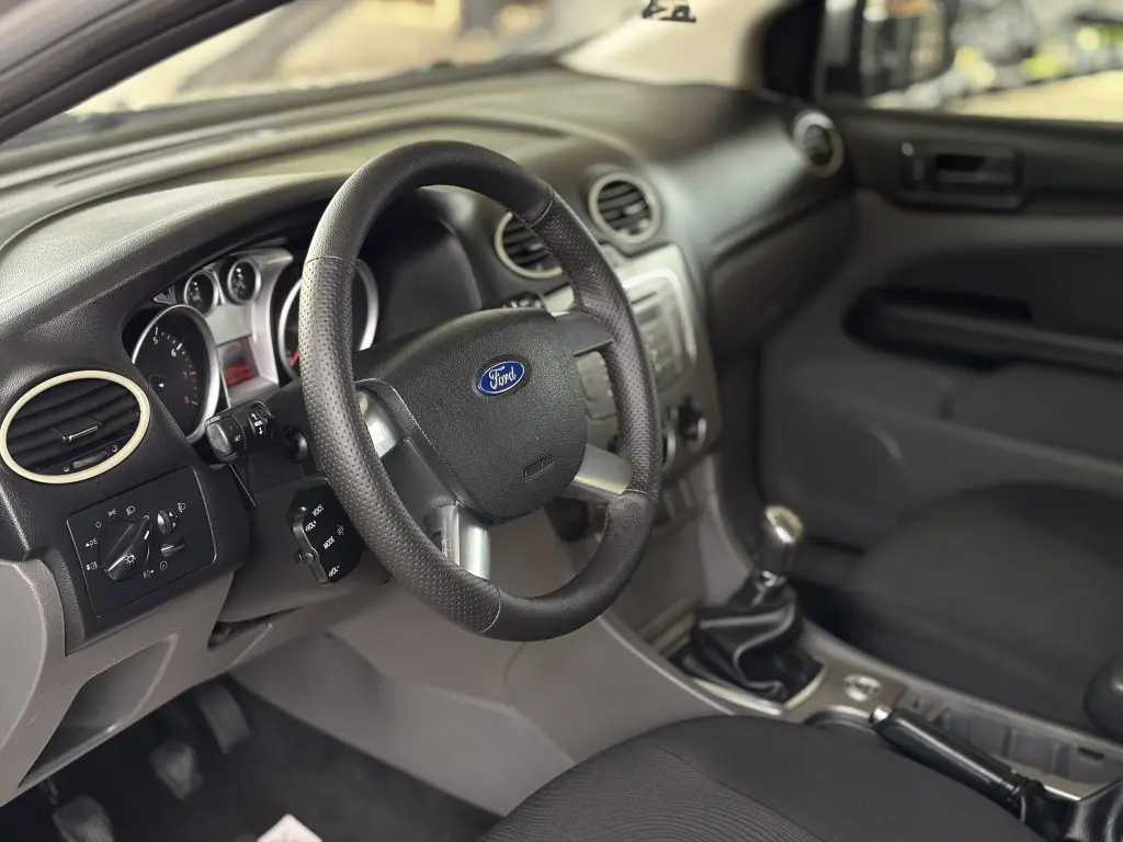 FORD Focus Sedan - Foto