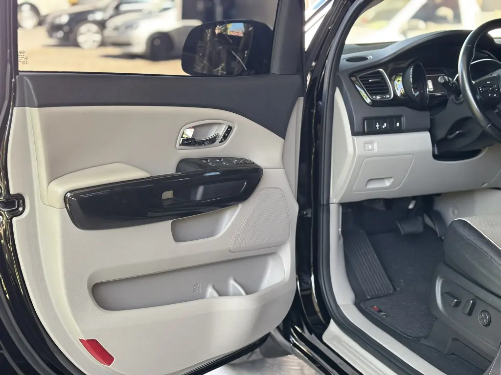 KIA Carnival - Foto