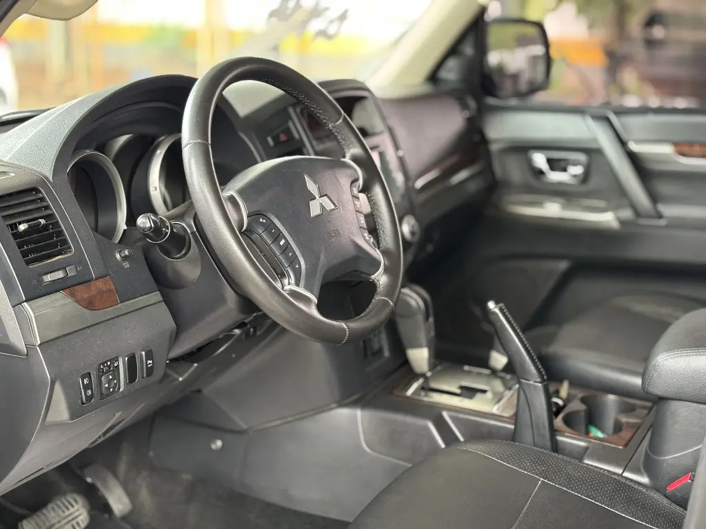 MITSUBISHI Pajero Full - Foto