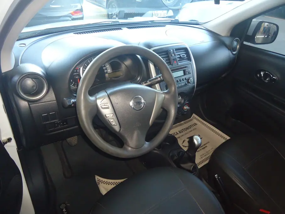 NISSAN March - Foto