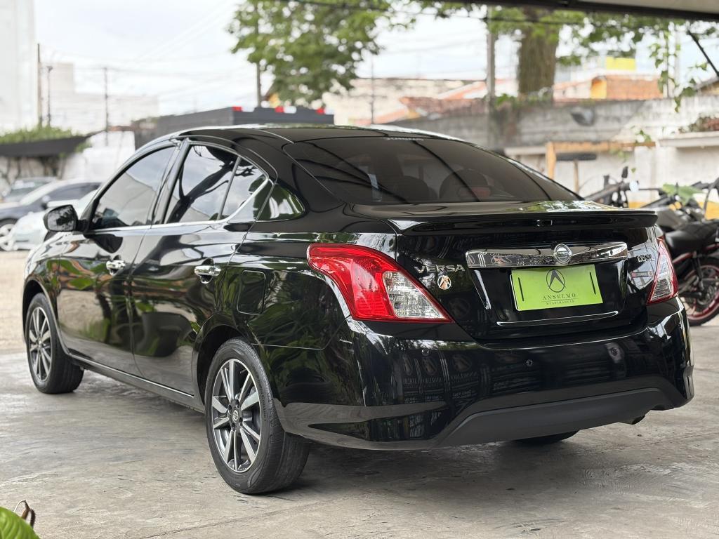 NISSAN Versa Sedan - Foto