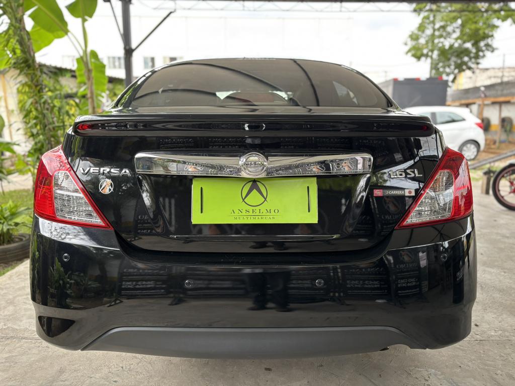 NISSAN Versa Sedan - Foto