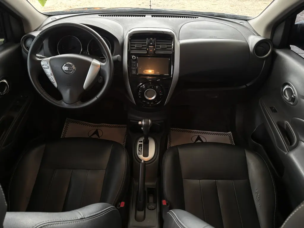 NISSAN Versa Sedan - Foto