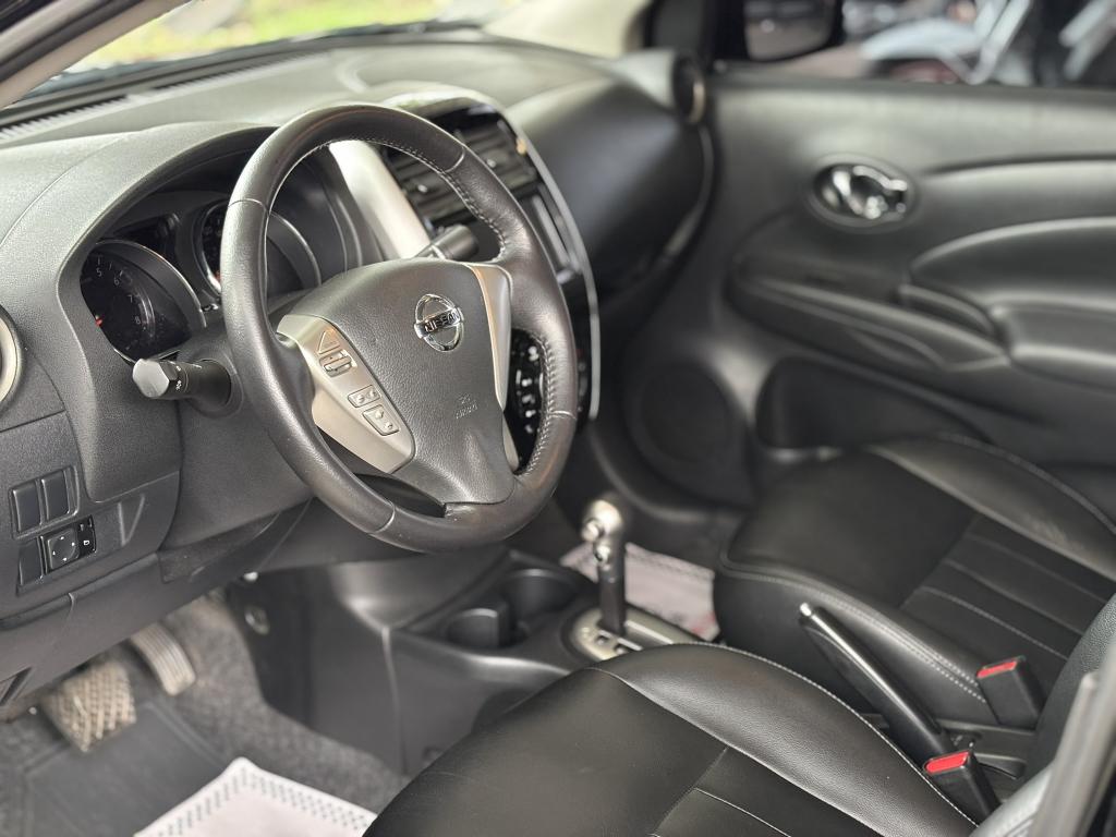 NISSAN Versa Sedan - Foto