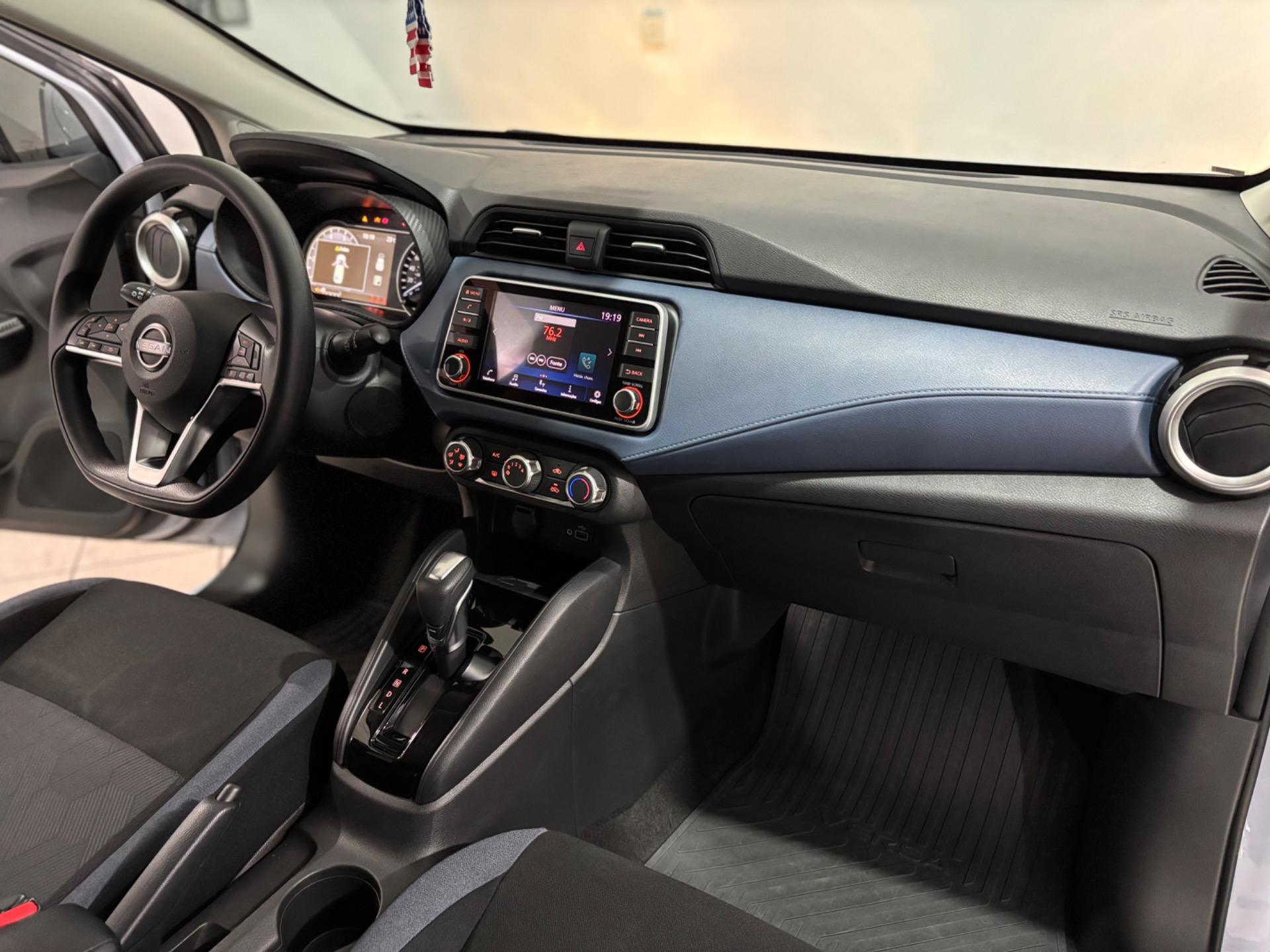 NISSAN Versa Sedan - Miniatura