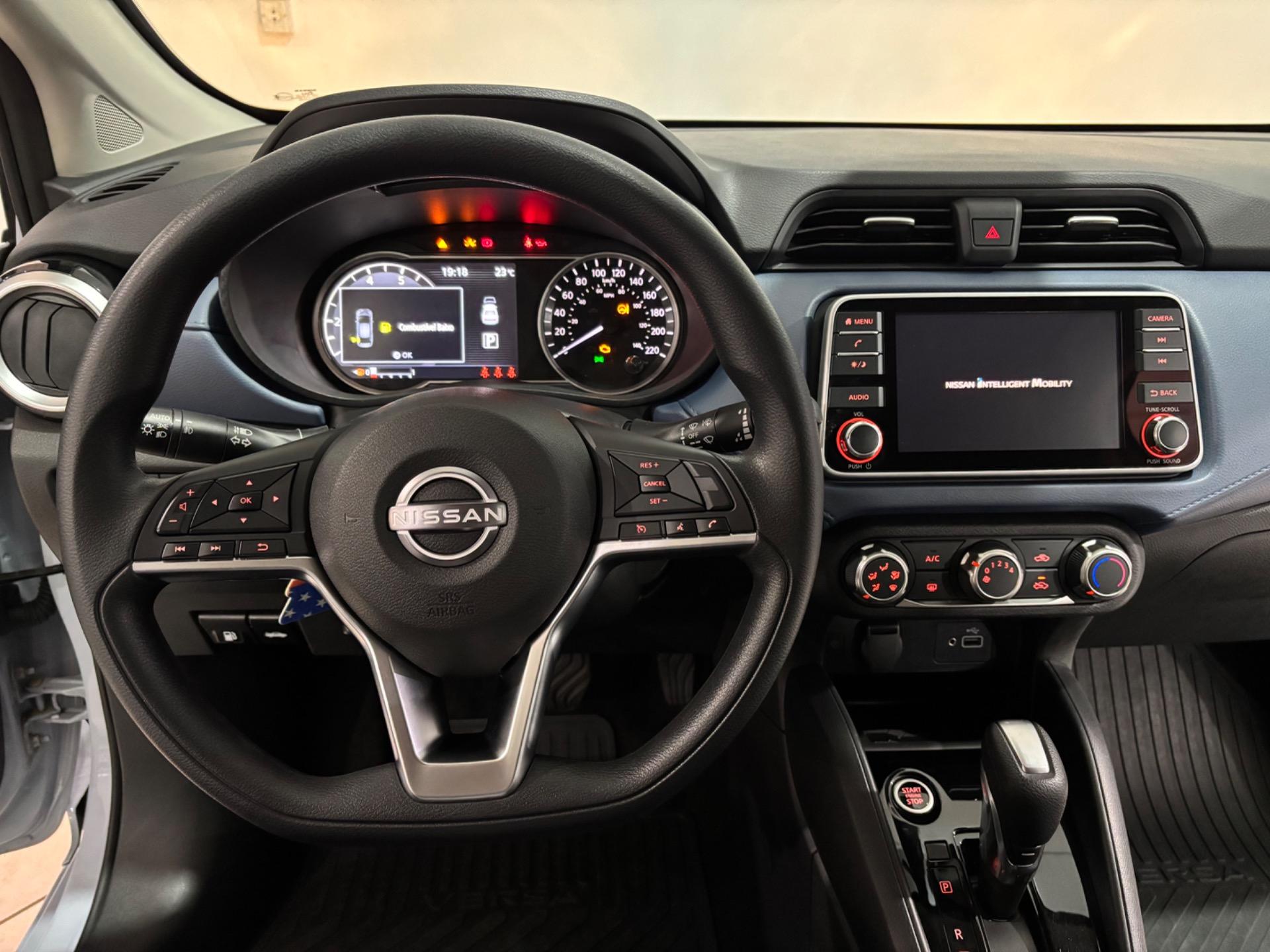 NISSAN Versa Sedan - Miniatura