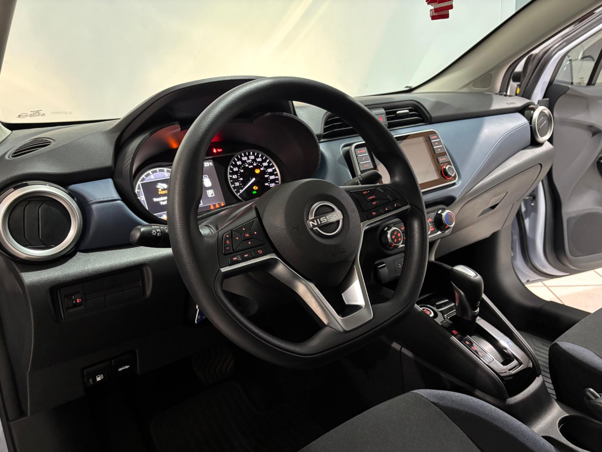 NISSAN Versa Sedan - Miniatura