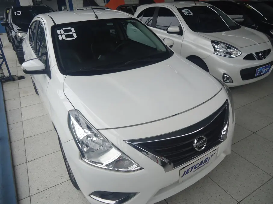 NISSAN Versa Sedan - Foto