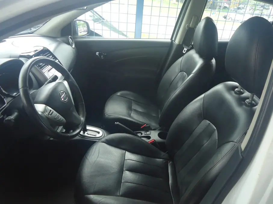 NISSAN Versa Sedan - Foto
