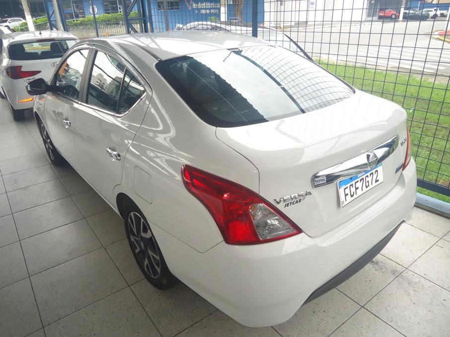 NISSAN Versa Sedan - Foto