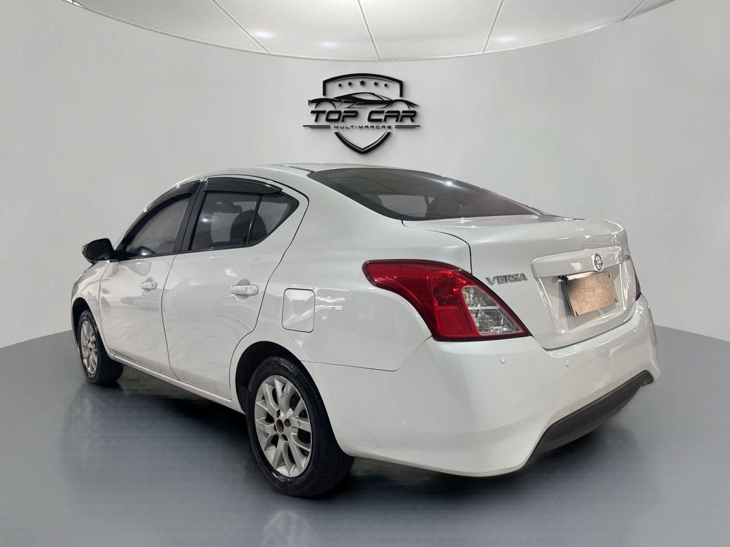 NISSAN Versa Sedan - Foto