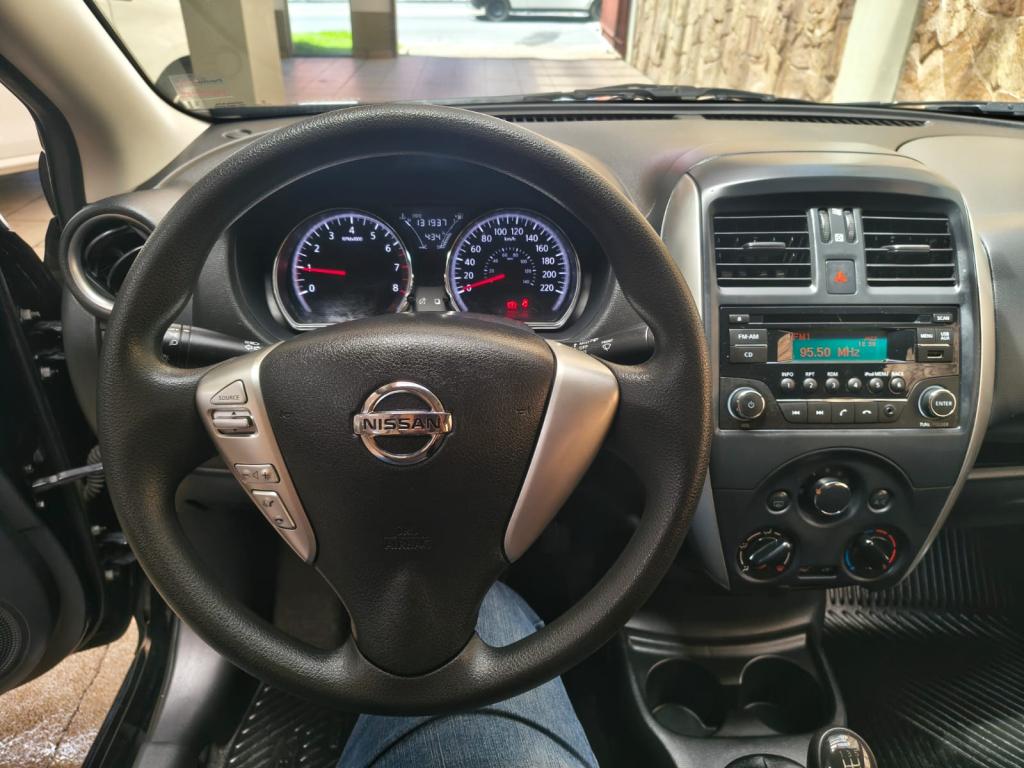 NISSAN Versa Sedan - Foto