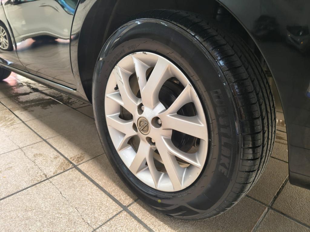 NISSAN Versa Sedan - Foto