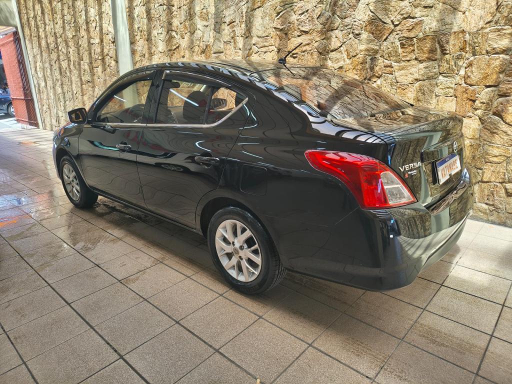 NISSAN Versa Sedan - Foto