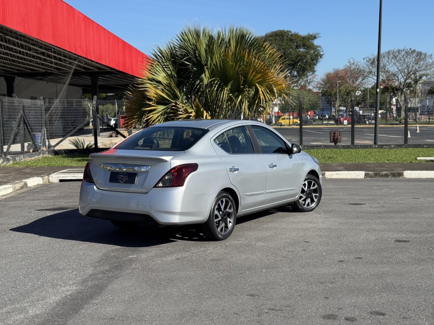 NISSAN Versa Sedan - Foto