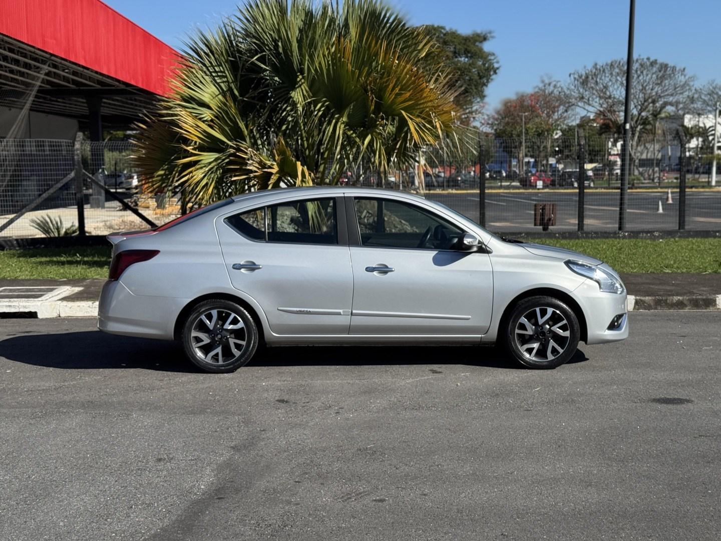 NISSAN Versa Sedan - Foto