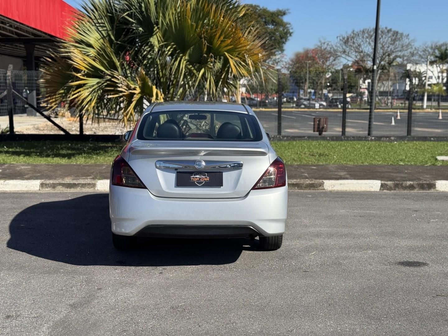 NISSAN Versa Sedan - Foto