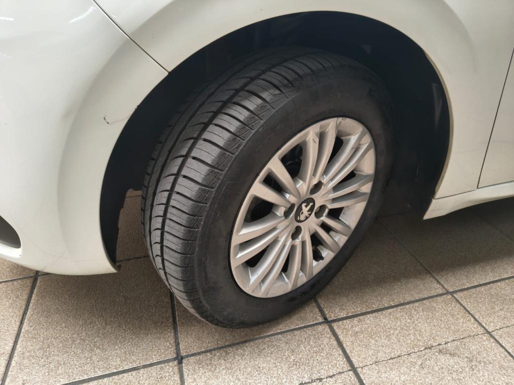 PEUGEOT 208 - Foto