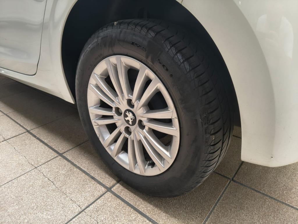 PEUGEOT 208 - Foto