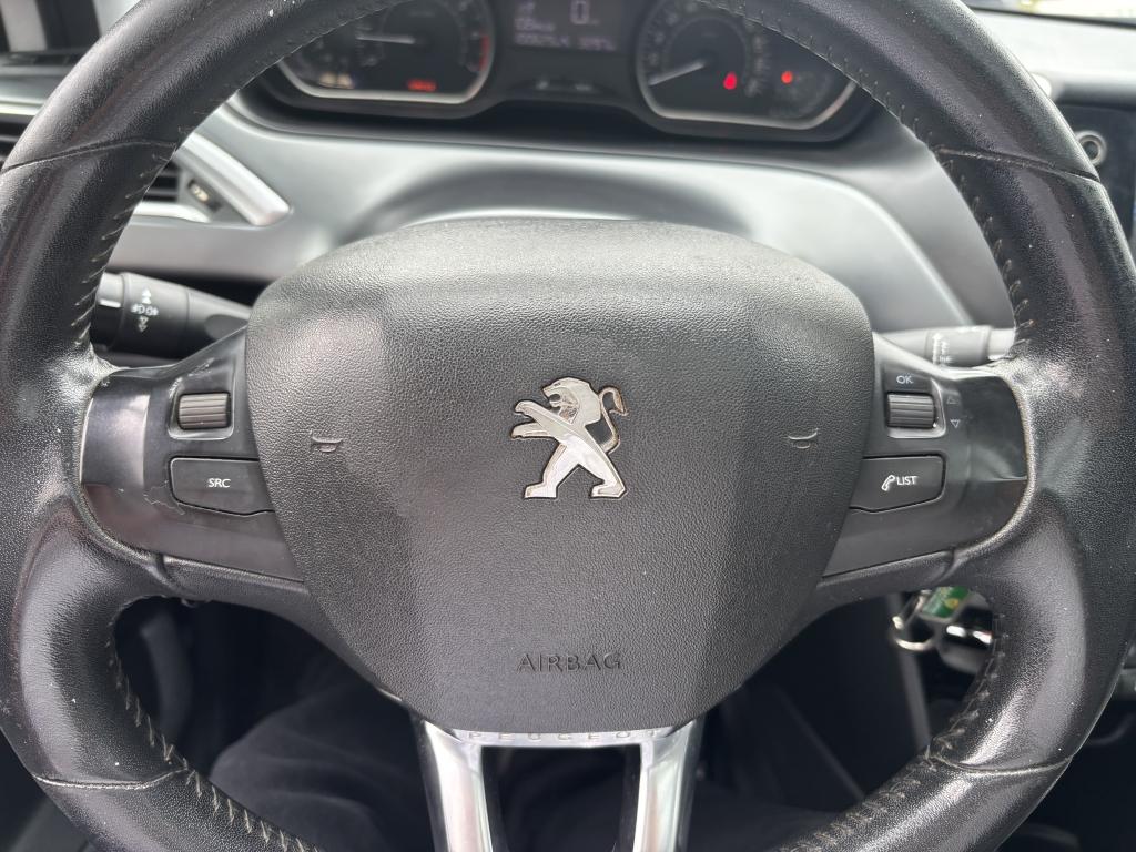 PEUGEOT 208 - Foto