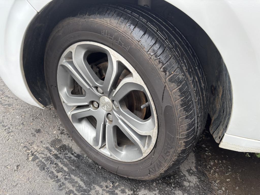 PEUGEOT 208 - Foto