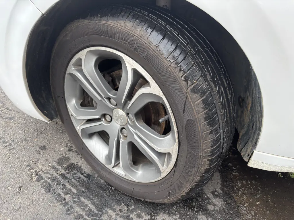 PEUGEOT 208 - Foto