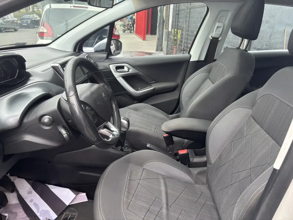 PEUGEOT 208 - Foto