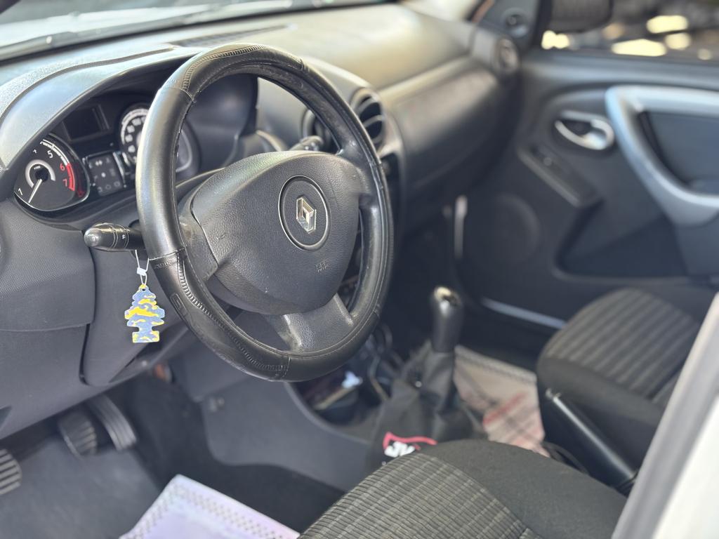 RENAULT Sandero - Foto