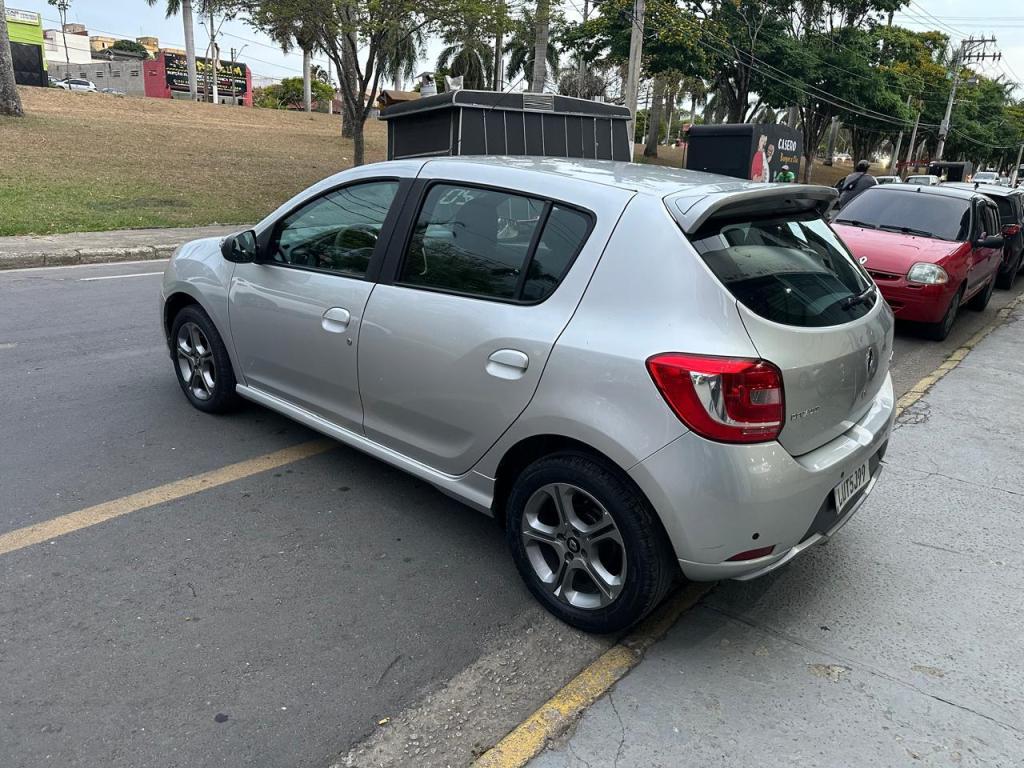 RENAULT Sandero - Foto