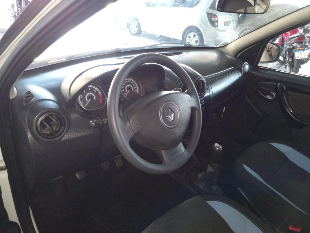 RENAULT Sandero - Foto