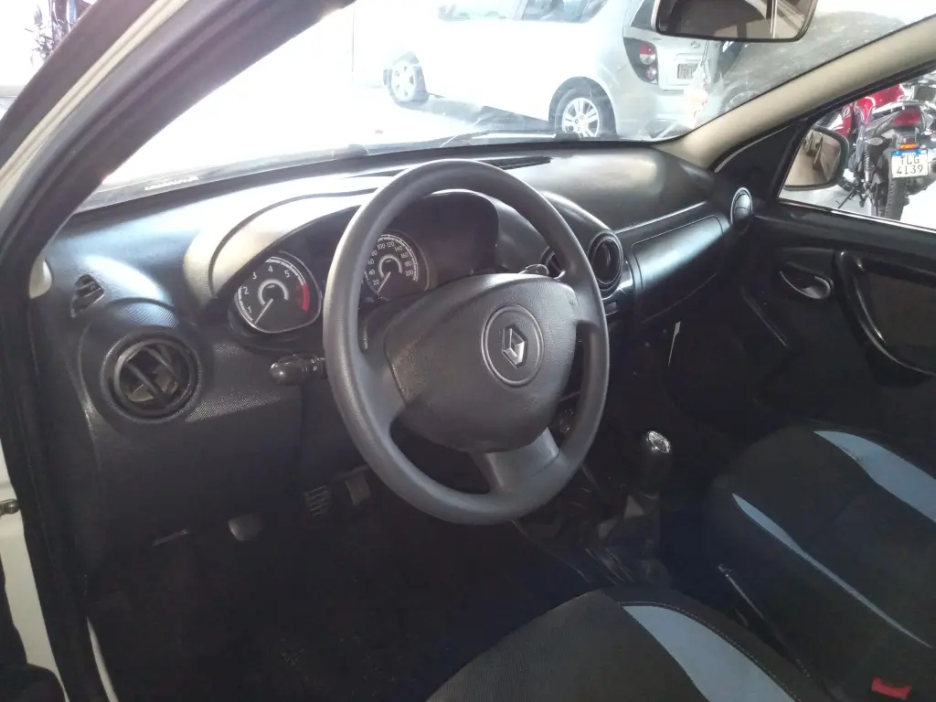 RENAULT Sandero - Foto