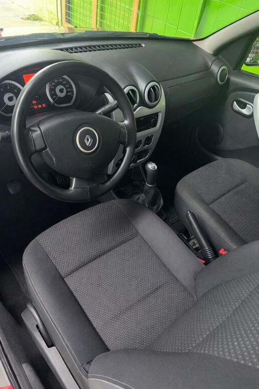 RENAULT Sandero - Foto