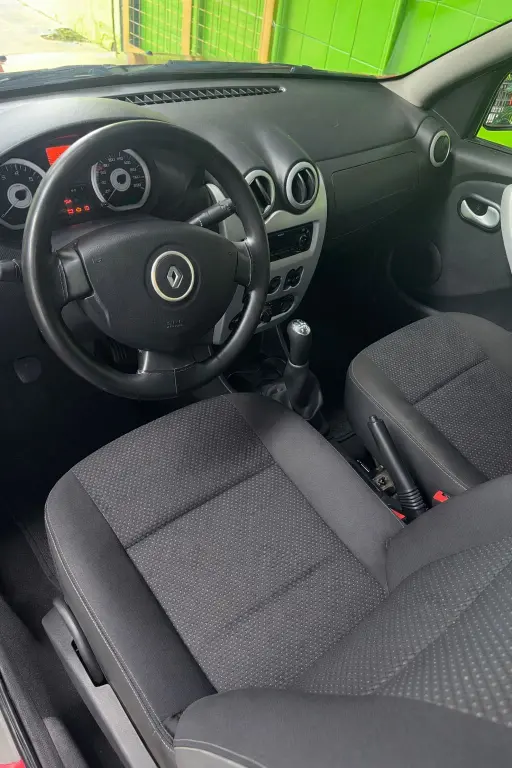 RENAULT Sandero - Foto