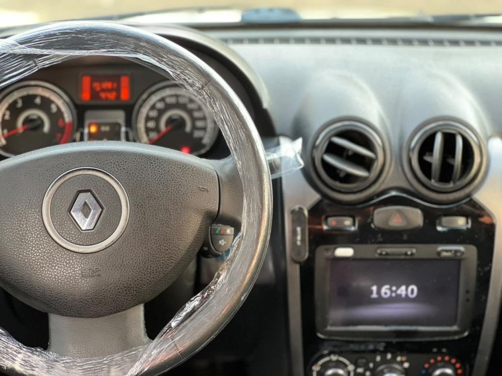 RENAULT Sandero - Foto