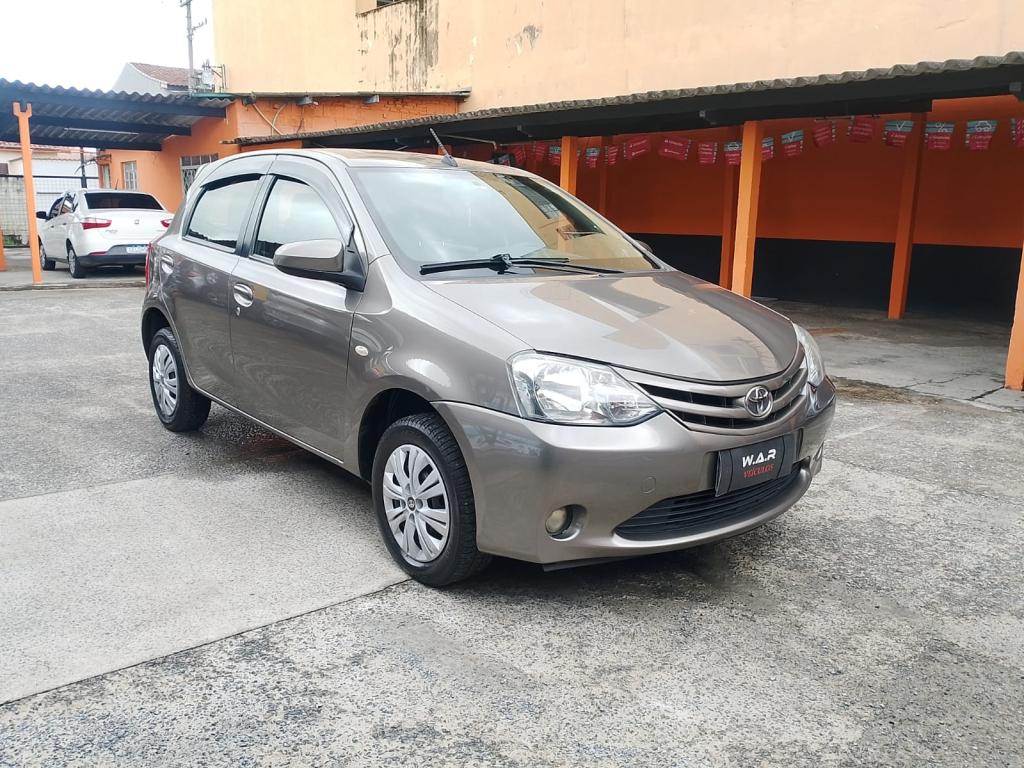 TOYOTA Etios Hatch - Foto