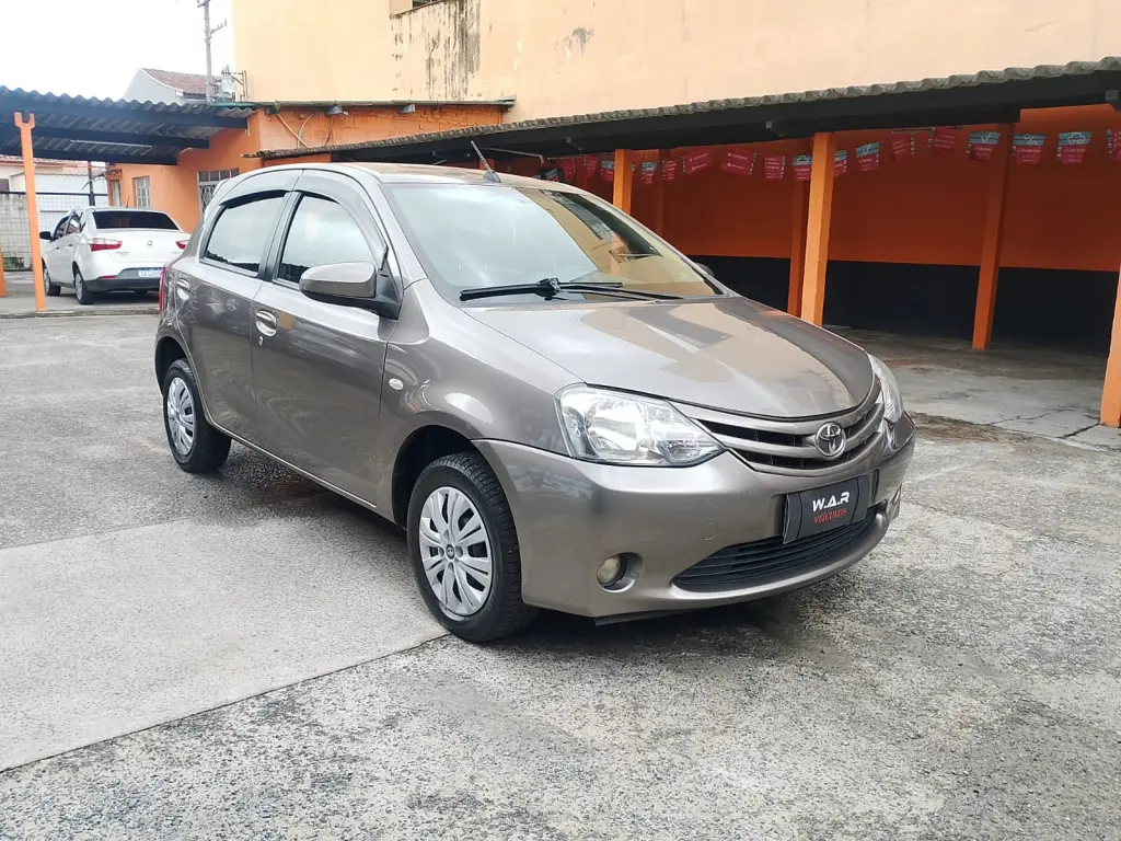 TOYOTA Etios Hatch - Foto