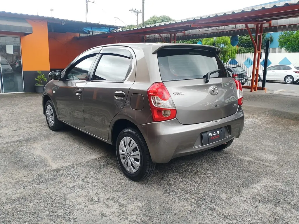 TOYOTA Etios Hatch - Foto