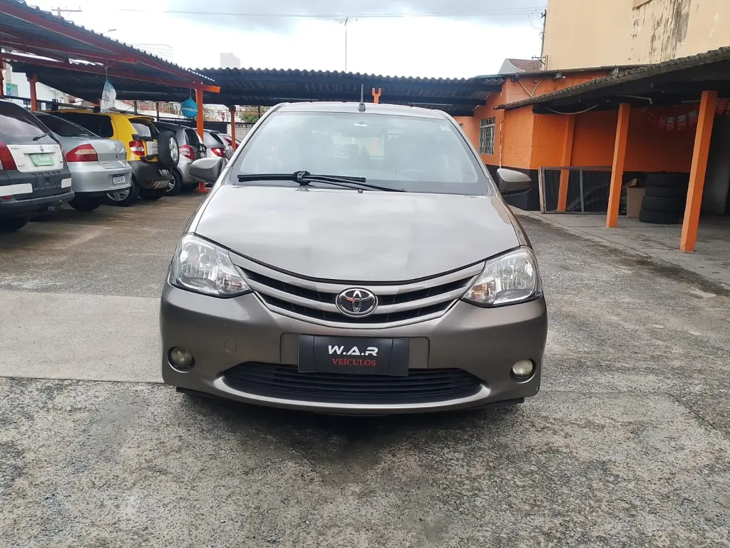 TOYOTA Etios Hatch - Foto