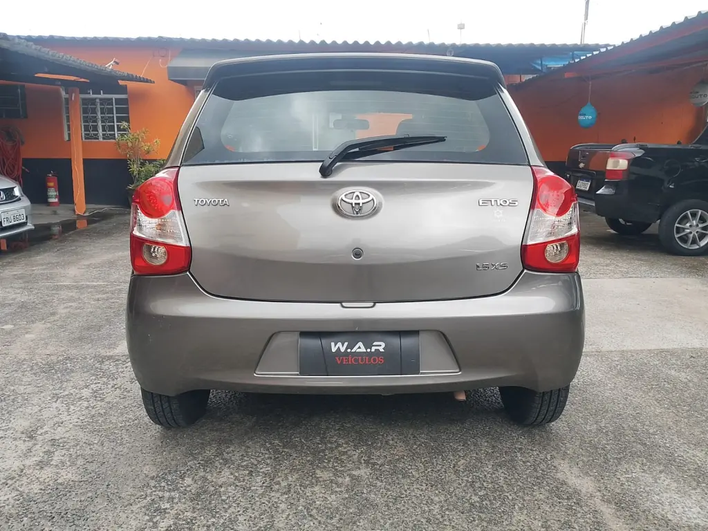 TOYOTA Etios Hatch - Foto