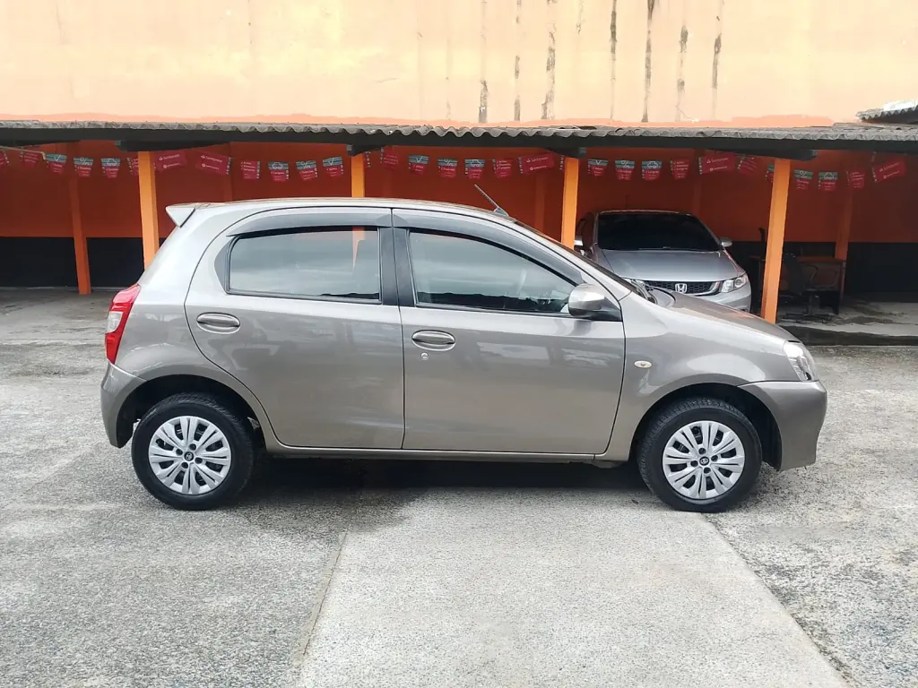TOYOTA Etios Hatch - Foto