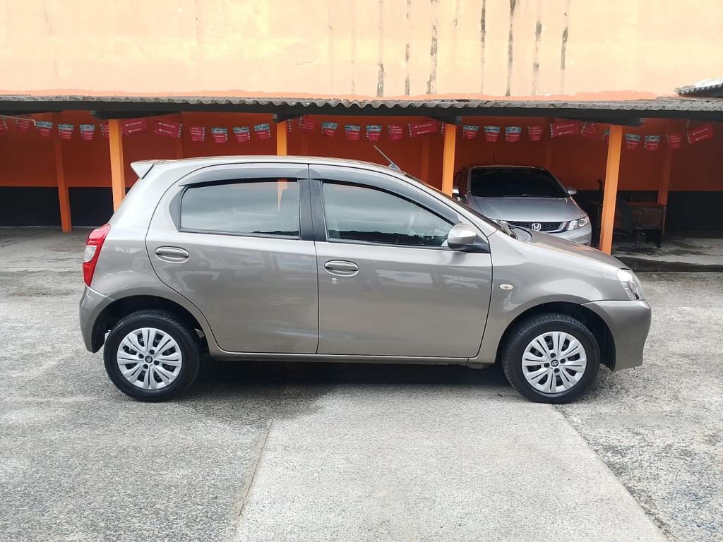 TOYOTA Etios Hatch - Foto