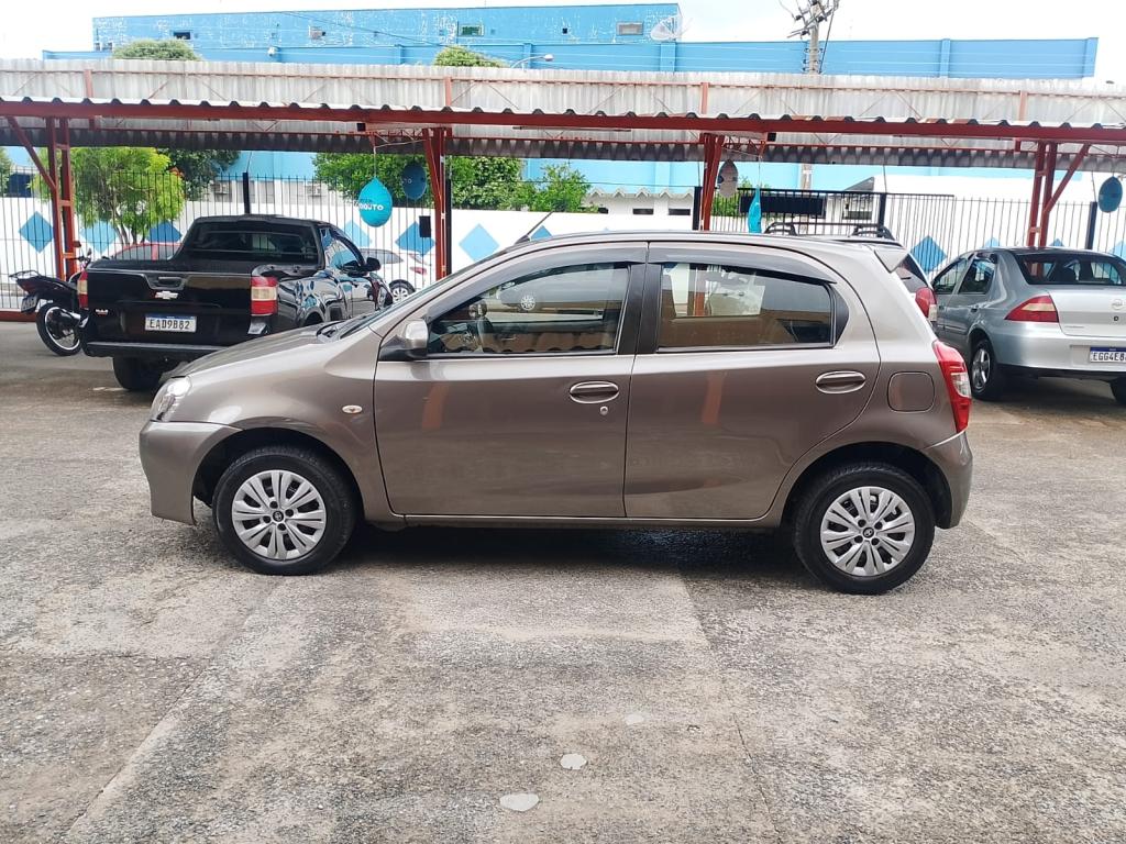 TOYOTA Etios Hatch - Foto