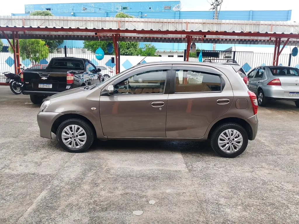 TOYOTA Etios Hatch - Foto