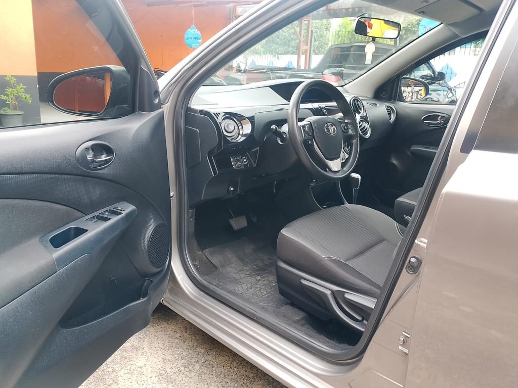 TOYOTA Etios Hatch - Foto