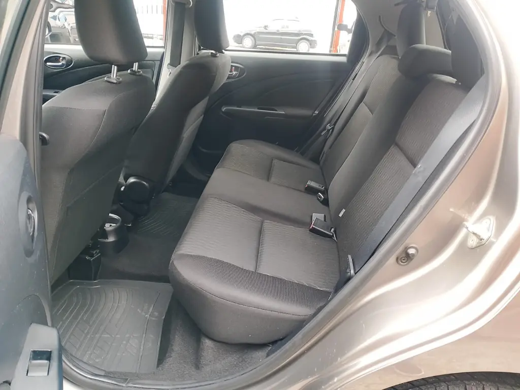 TOYOTA Etios Hatch - Foto