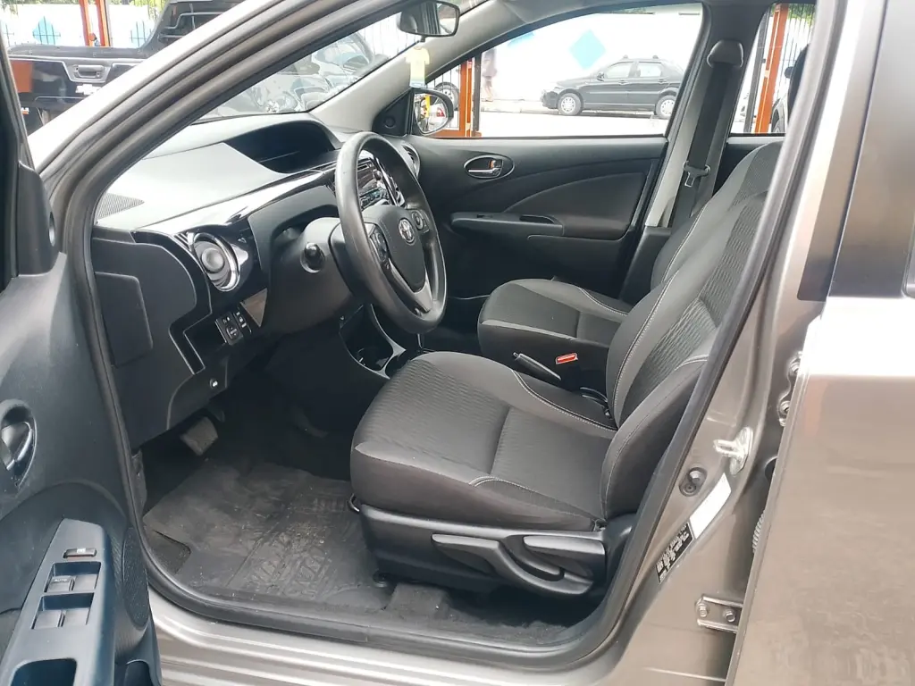 TOYOTA Etios Hatch - Foto
