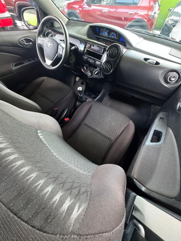 TOYOTA Etios Hatch - Foto